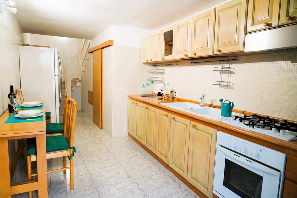 Kitchen or kitchenette, Dining area, oven, stove