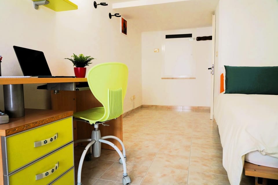 Bed, TV and multimedia, Photo of the whole room, Seating area, Bedroom