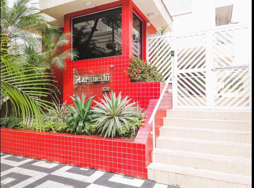50 mt da praia regiao nobre, com serviço de praia Apartment in State of São Paulo