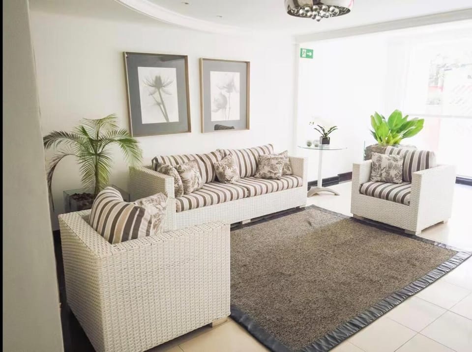 50 mt da praia regiao nobre, com serviço de praia Apartment in State of São Paulo