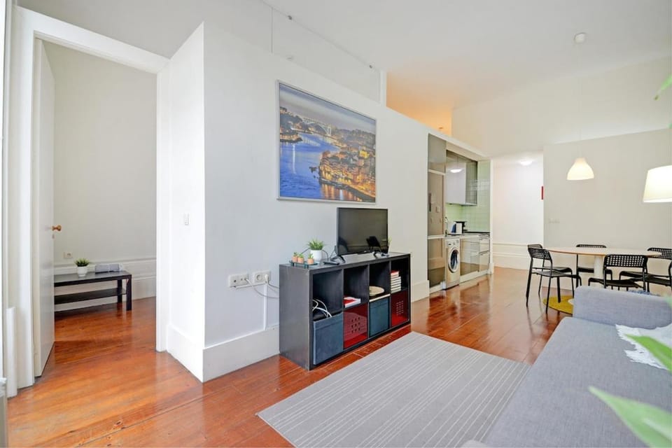 Bright Cedofeita Flat with Balcony Apartment in Porto