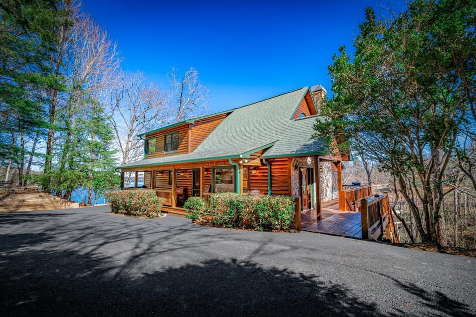 Johnny's Lakeside Hideaway House in Blue Ridge Lake