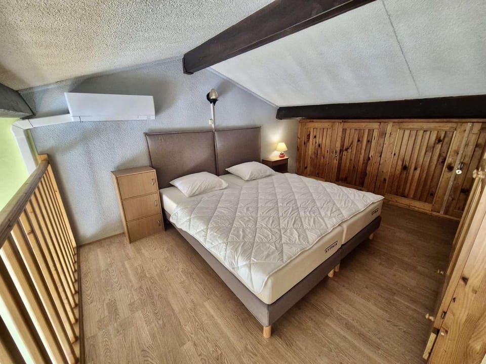 Bedroom, air conditioner