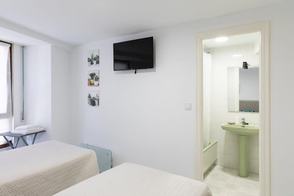 Communal lounge/ TV room, Bed, TV and multimedia, Photo of the whole room, Evening entertainment, Bedroom