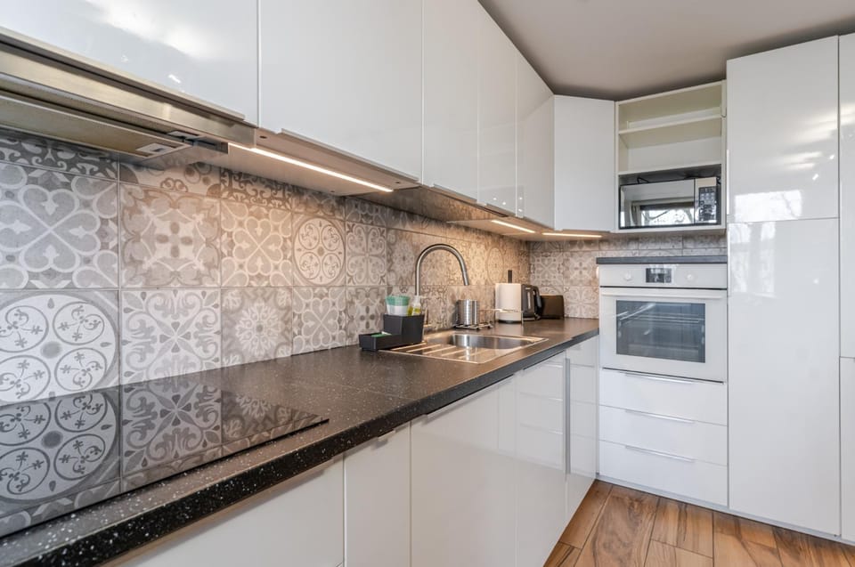 Kitchen or kitchenette, microwave, oven, stove