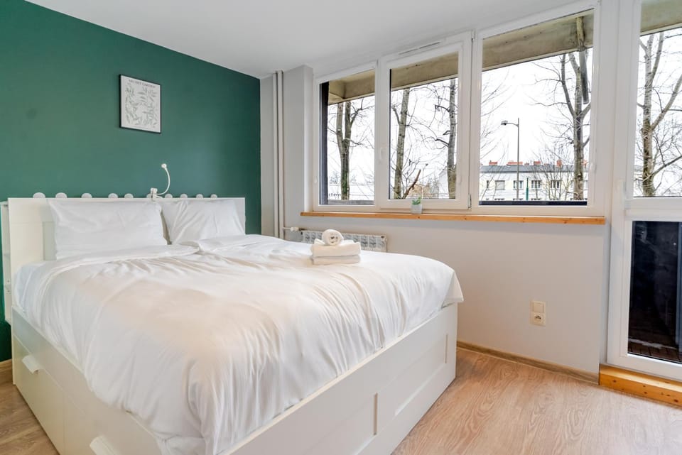 Bed, Bedroom, towels