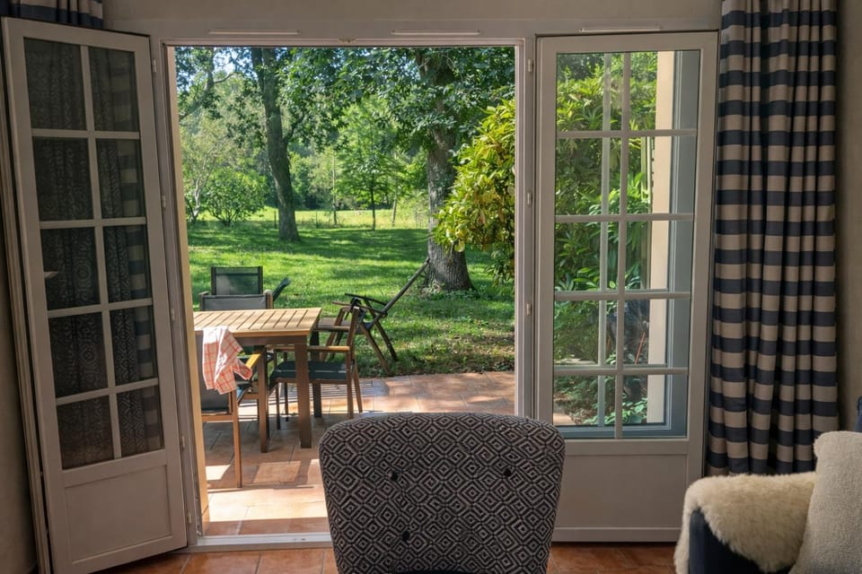 Patio, Dining area, Garden view, Landmark view