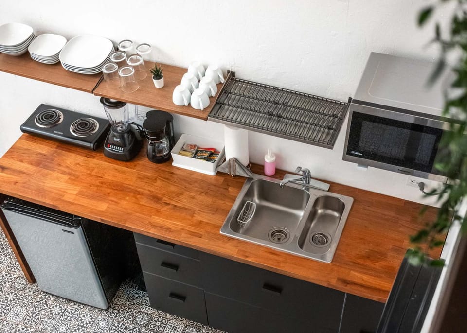 Kitchen or kitchenette, microwave, stove