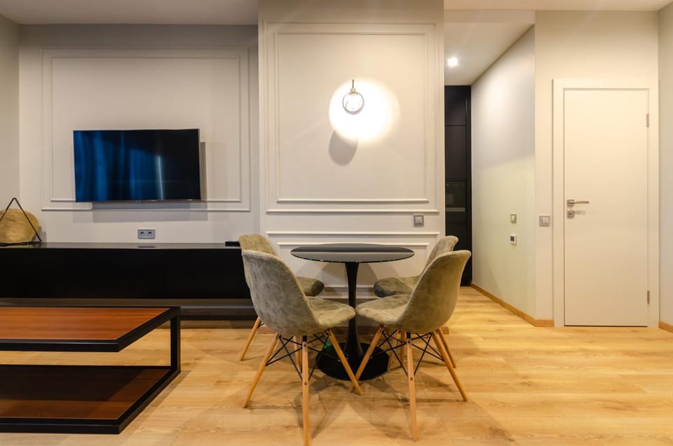 Kitchen or kitchenette, Living room, Seating area, Dining area
