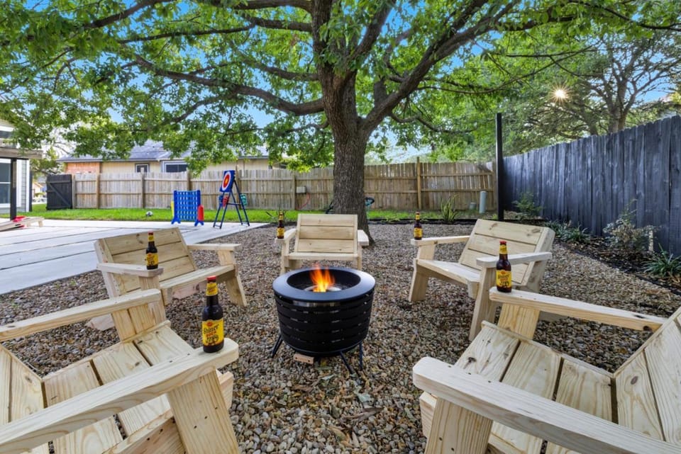 Luxe Family Escape with Games Hot Tub and Yard House in San Antonio