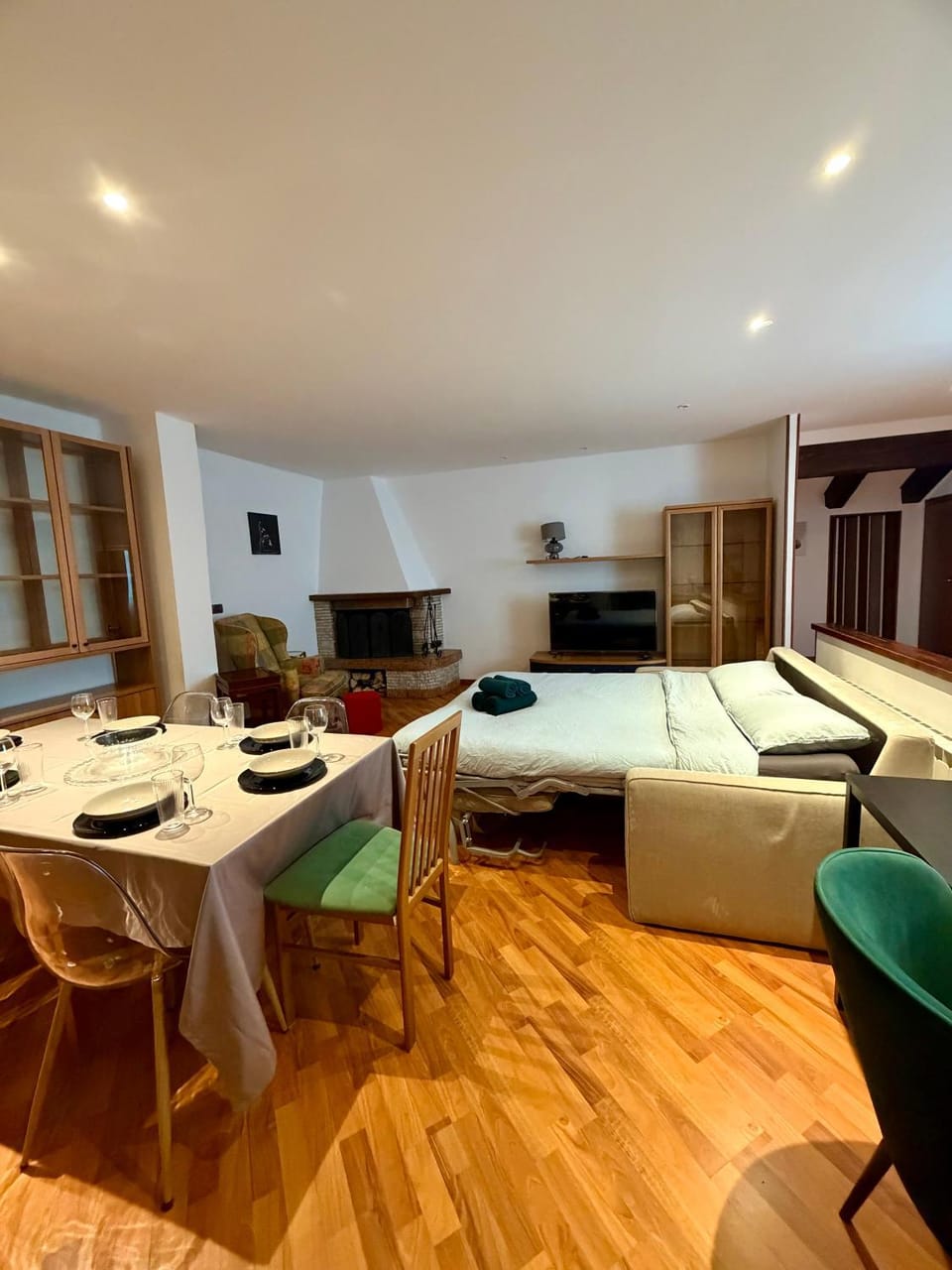 TV and multimedia, Kitchen or kitchenette, Photo of the whole room, Seating area, Bedroom