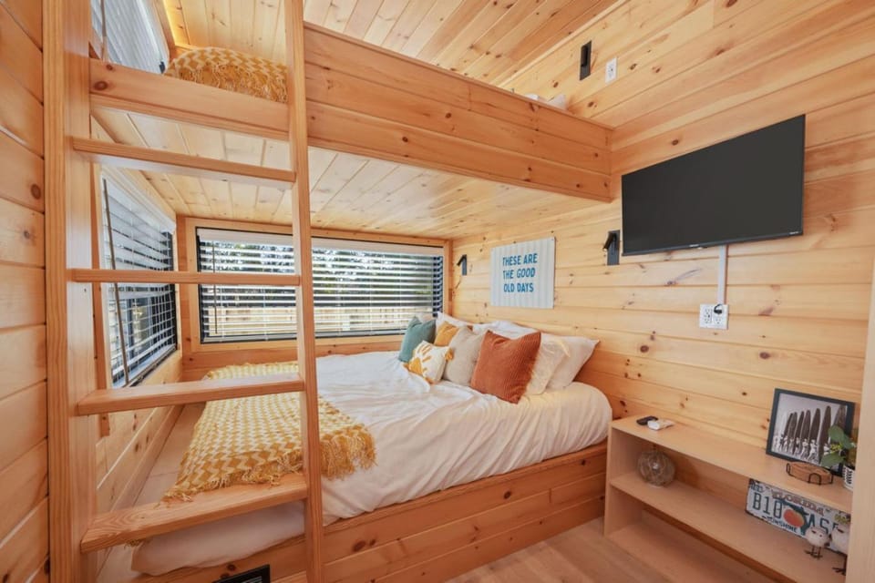 Luxury Waterfront Cabin 8 Cabin in Fort Walton Beach