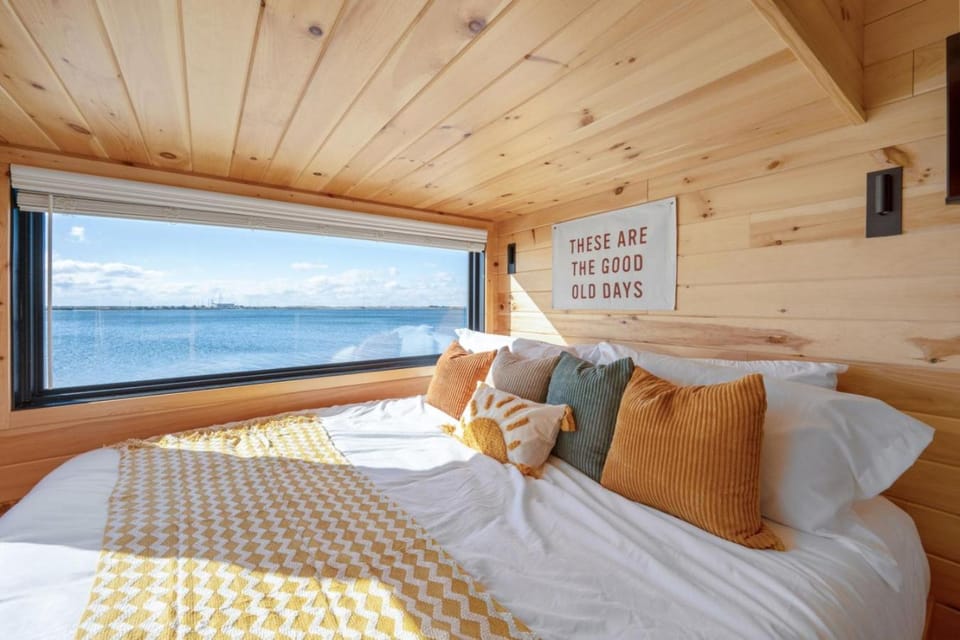 Luxury Waterfront Cabin 2 Cabin in Fort Walton Beach