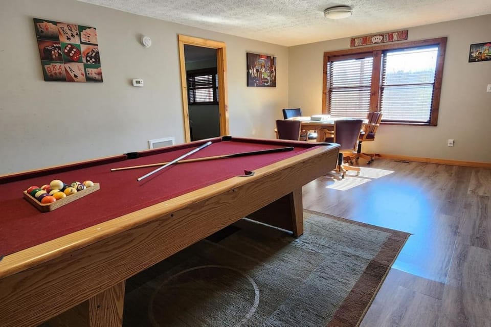 Big Bear: Mountain Views-Theatre, Hot Tub-8 Min to The Strip House in Sevier County