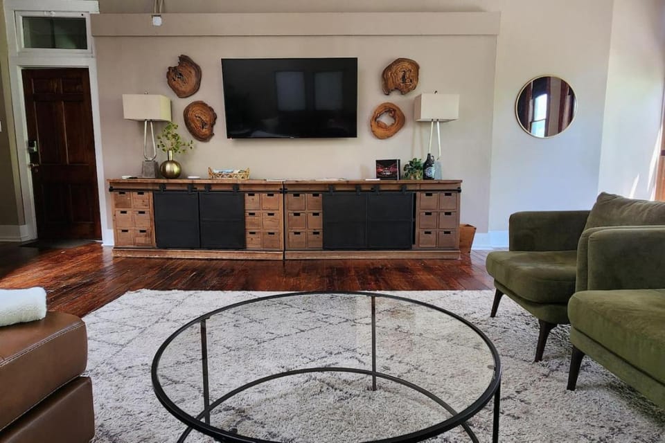 The Nama Retreat 201 - Renovated Downtown Loft near Gay St | Walk Everywhere House in Knoxville