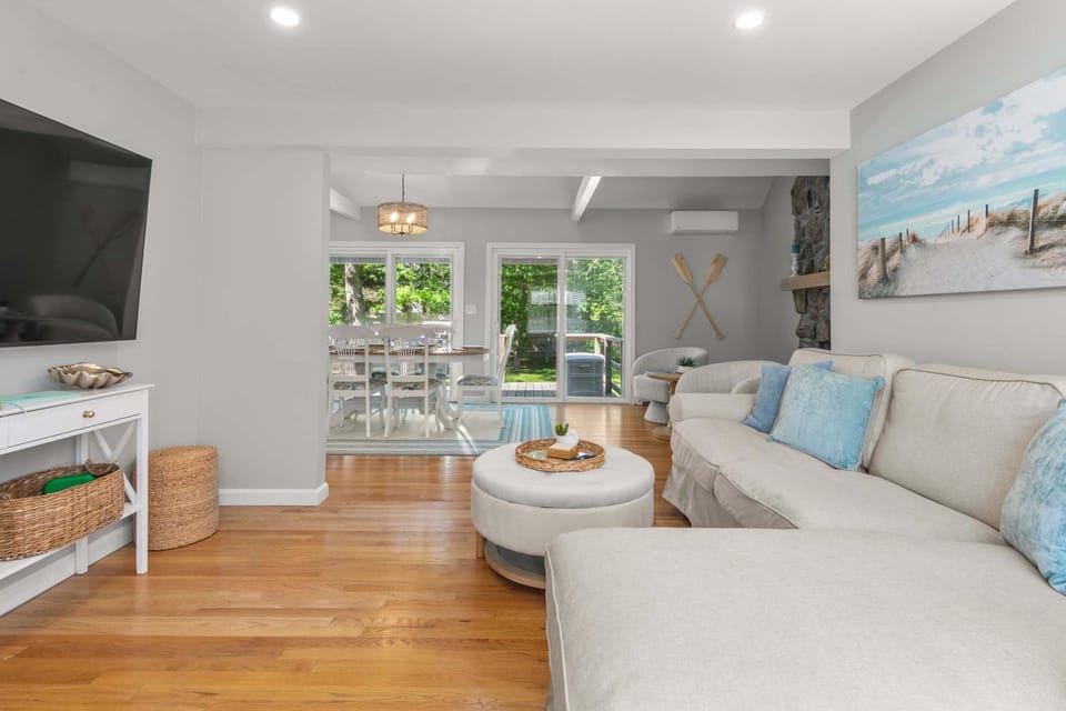 Minutes from Beaches Outdoor Shower Fire Pit House in North Eastham