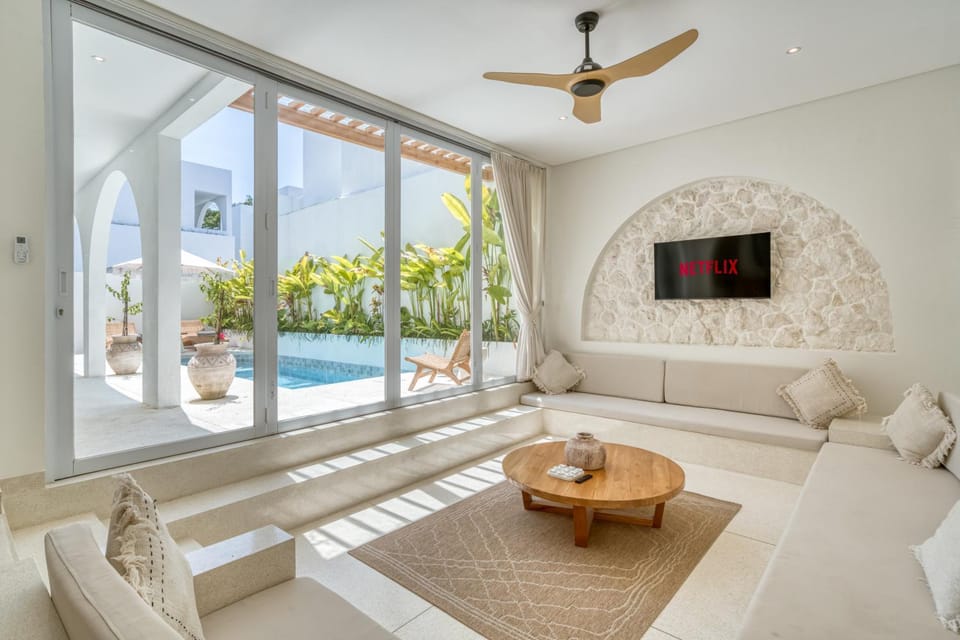 TV and multimedia, Living room, Pool view