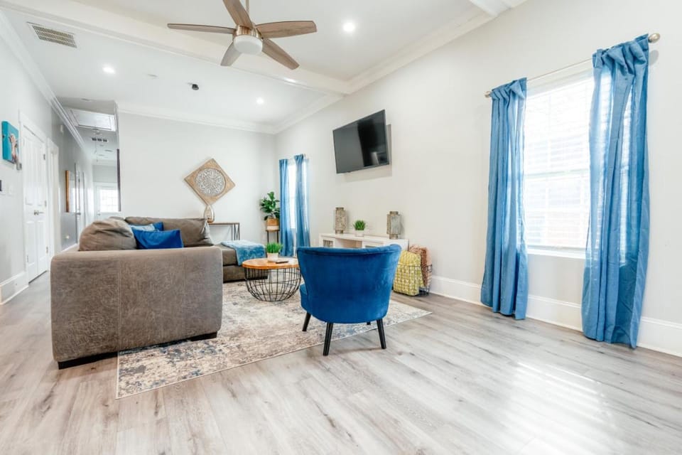 Renovated, Pet friendly, Yard, 2 Miles to Downtown House in Atlanta