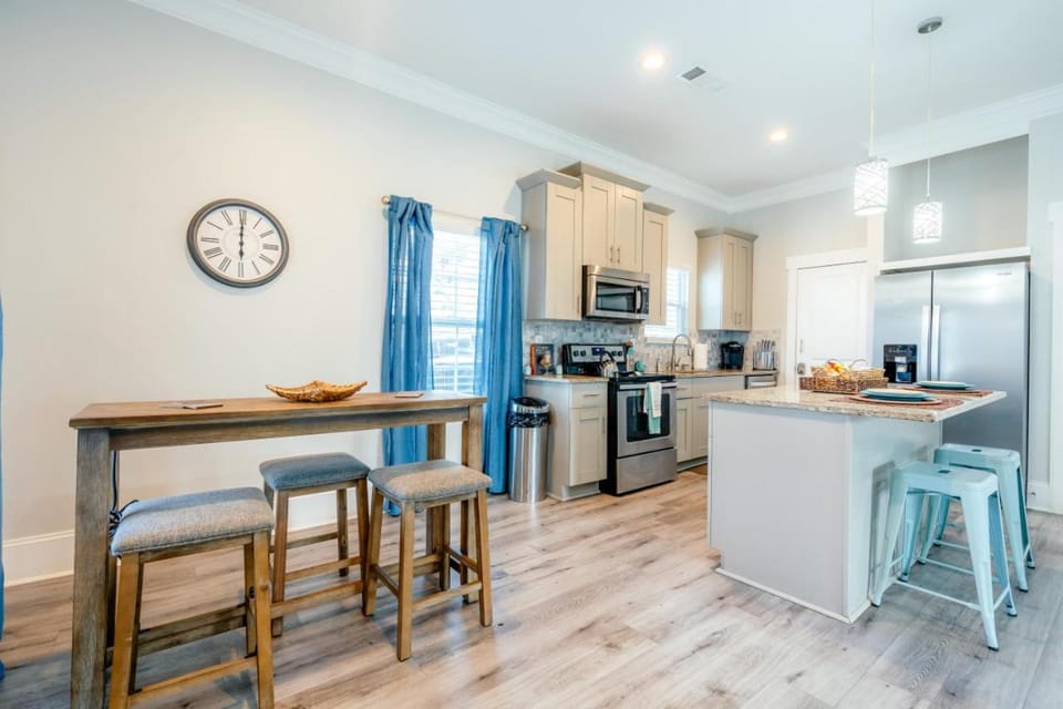 Renovated, Pet friendly, Yard, 2 Miles to Downtown House in Atlanta