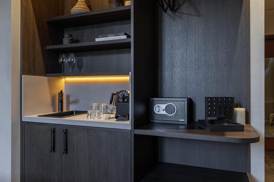 Kitchen or kitchenette, minibar