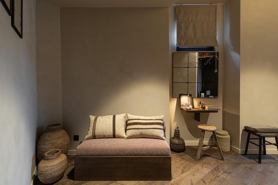 Photo of the whole room, Decorative detail, Seating area, Bedroom