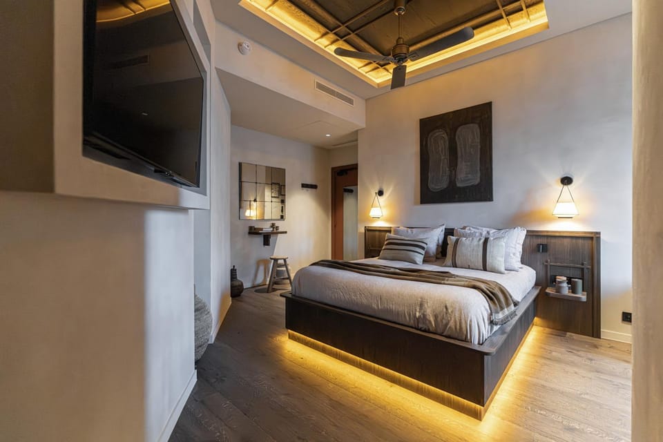 Bed, TV and multimedia, Bedroom