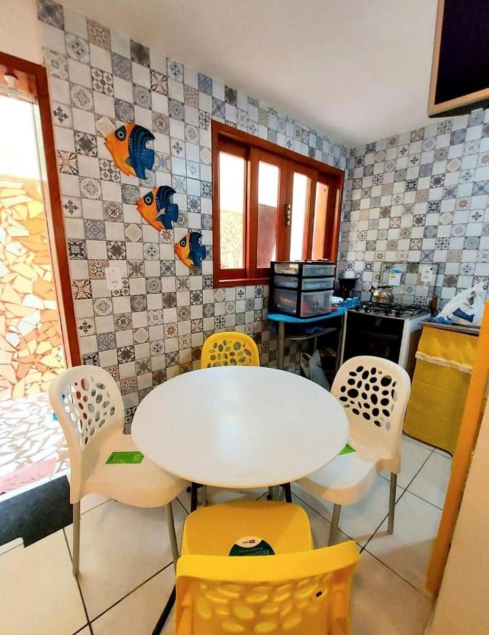 Kitchen or kitchenette, Dining area