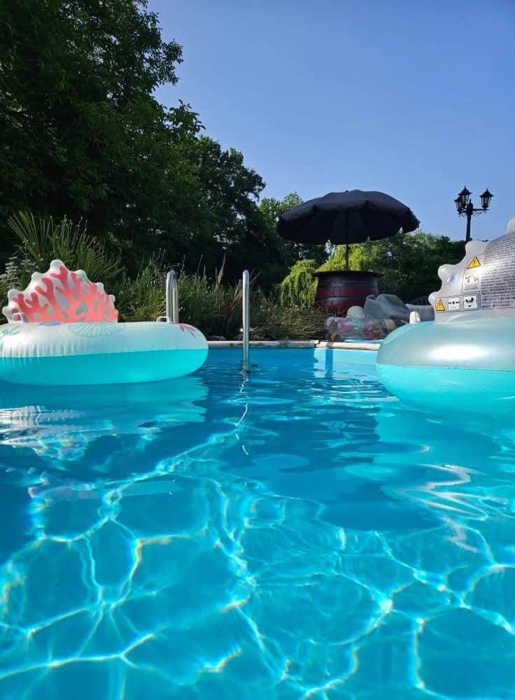 Domaine avec piscine pour 27-36 personnes House in Centre-Val de Loire