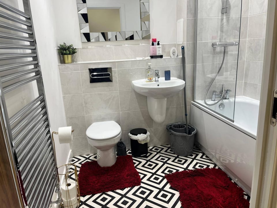 Shower, Toilet, Bathroom, Decorative detail, Bath, acessibility