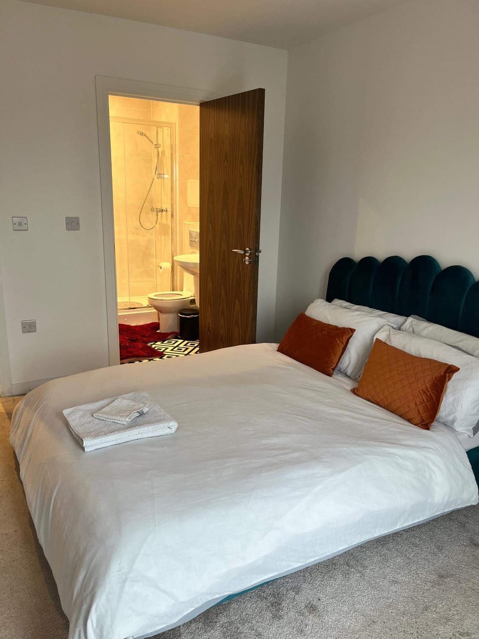 Bed, Bathroom, Photo of the whole room, Bedroom, towels