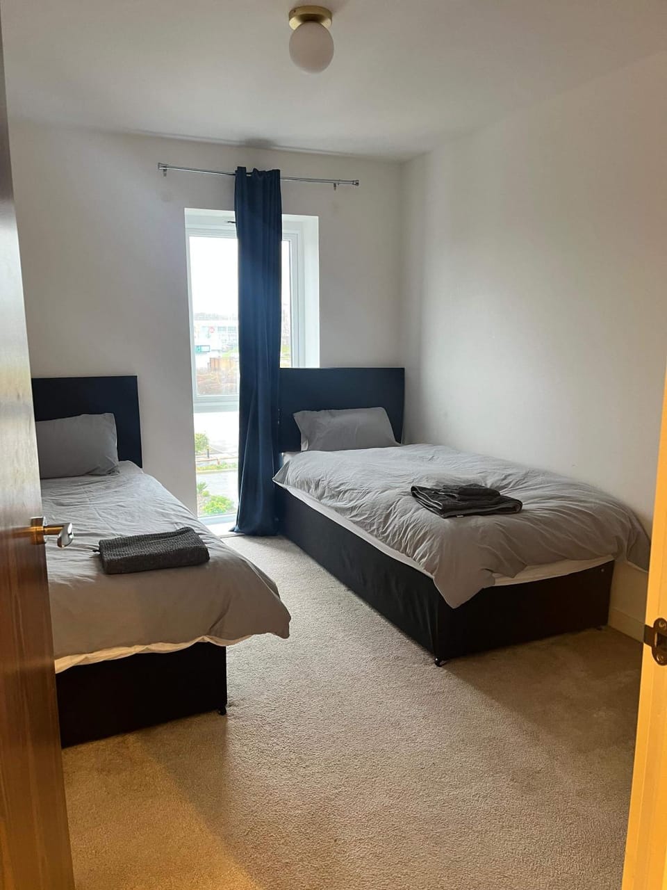 Bed, Photo of the whole room, Bedroom, towels, acessibility