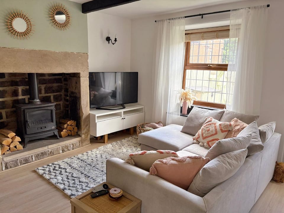 TV and multimedia, Living room, Seating area, Evening entertainment, fireplace