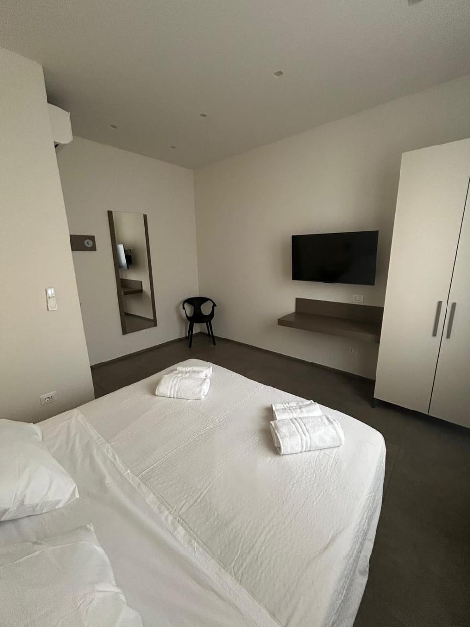 Bed, TV and multimedia, Photo of the whole room, Bedroom, wardrobe