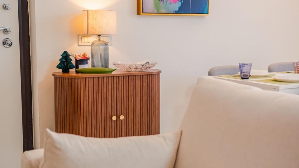 Bed, Food and drinks, Seating area
