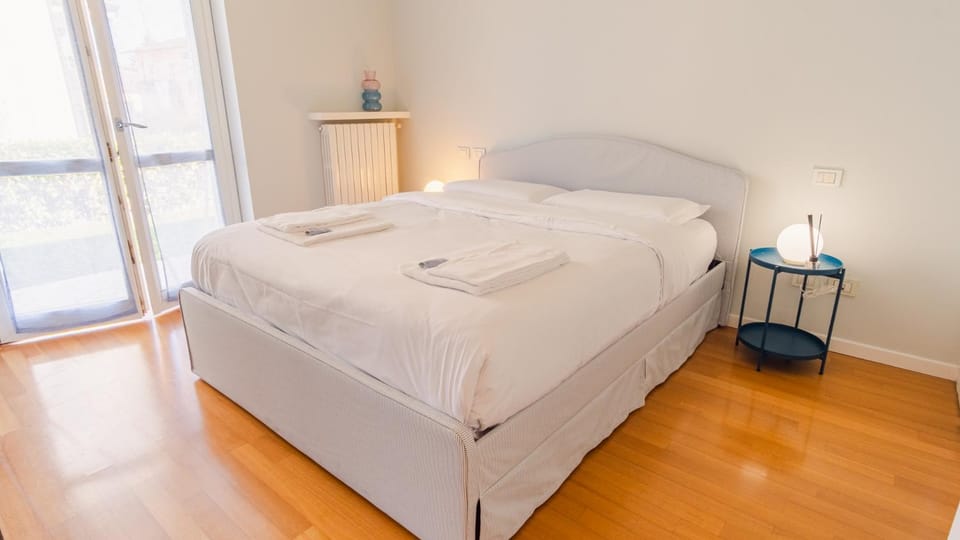 Bed, Other, Photo of the whole room, Bedroom