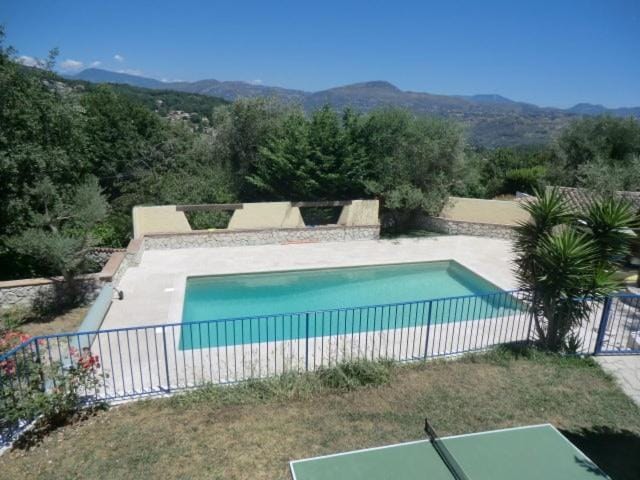 Nice Petite maison mitoyenne avec piscine House in French Riviera