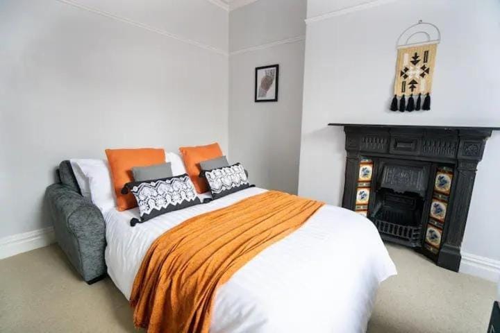 Bed, Seating area, Bedroom