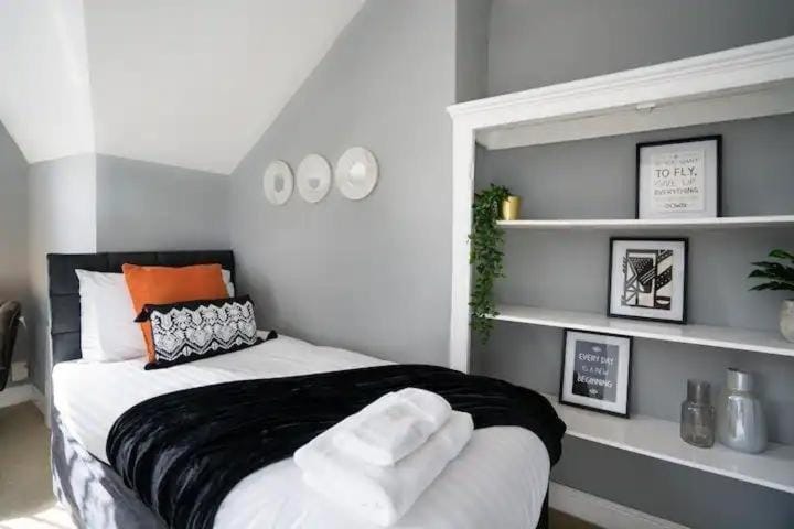 Bed, Bedroom, towels