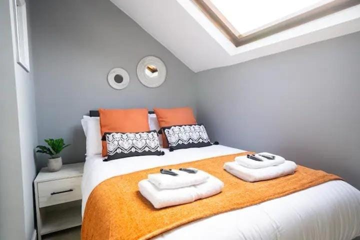 Bed, Bedroom, towels