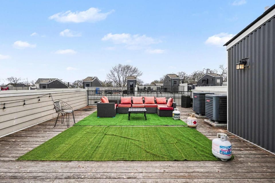 Trendy Townhome w Rooftop Views Near Broadway House in Nashville