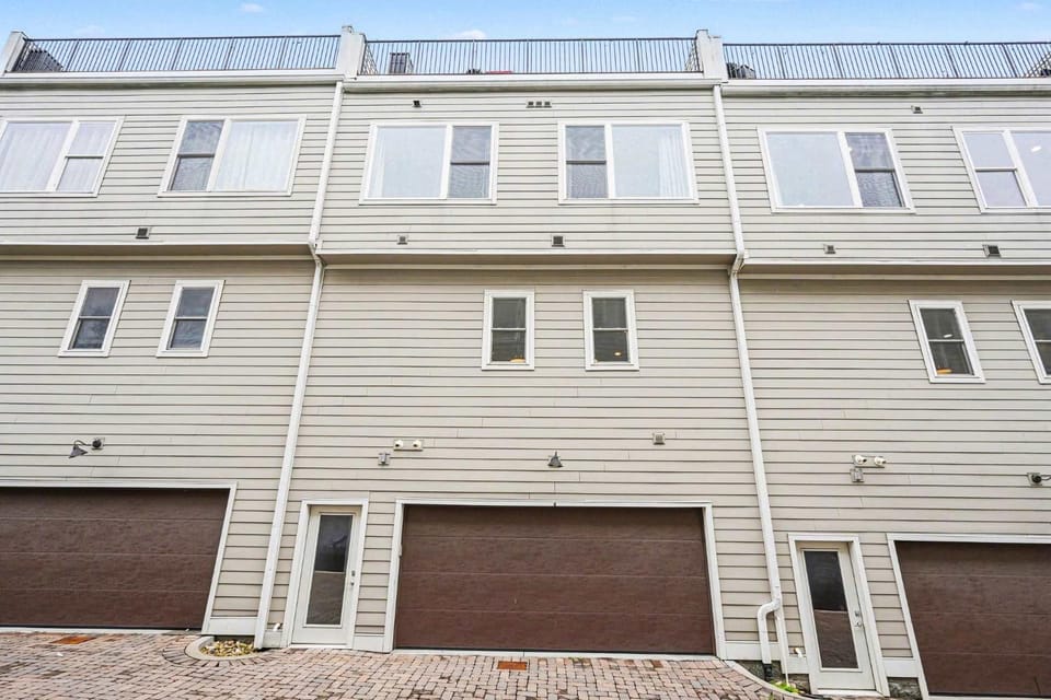 Modern Townhome w Rooftop Views Near Broadway House in Nashville