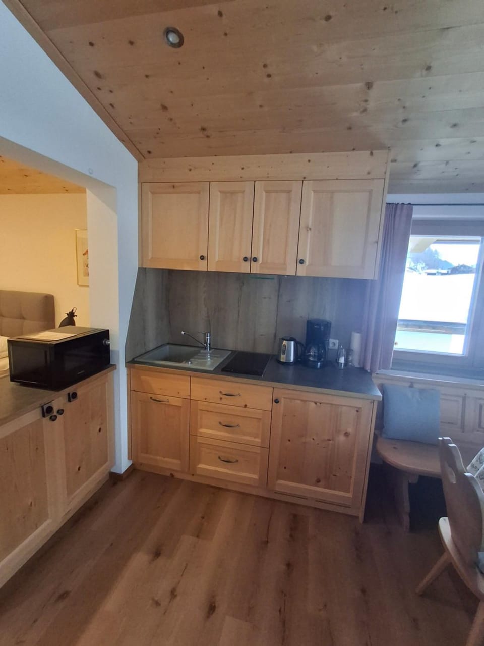 Coffee/tea facilities, Kitchen or kitchenette, stove