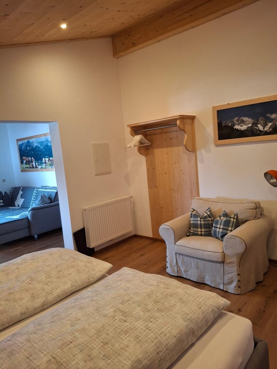 Bed, Photo of the whole room, Seating area