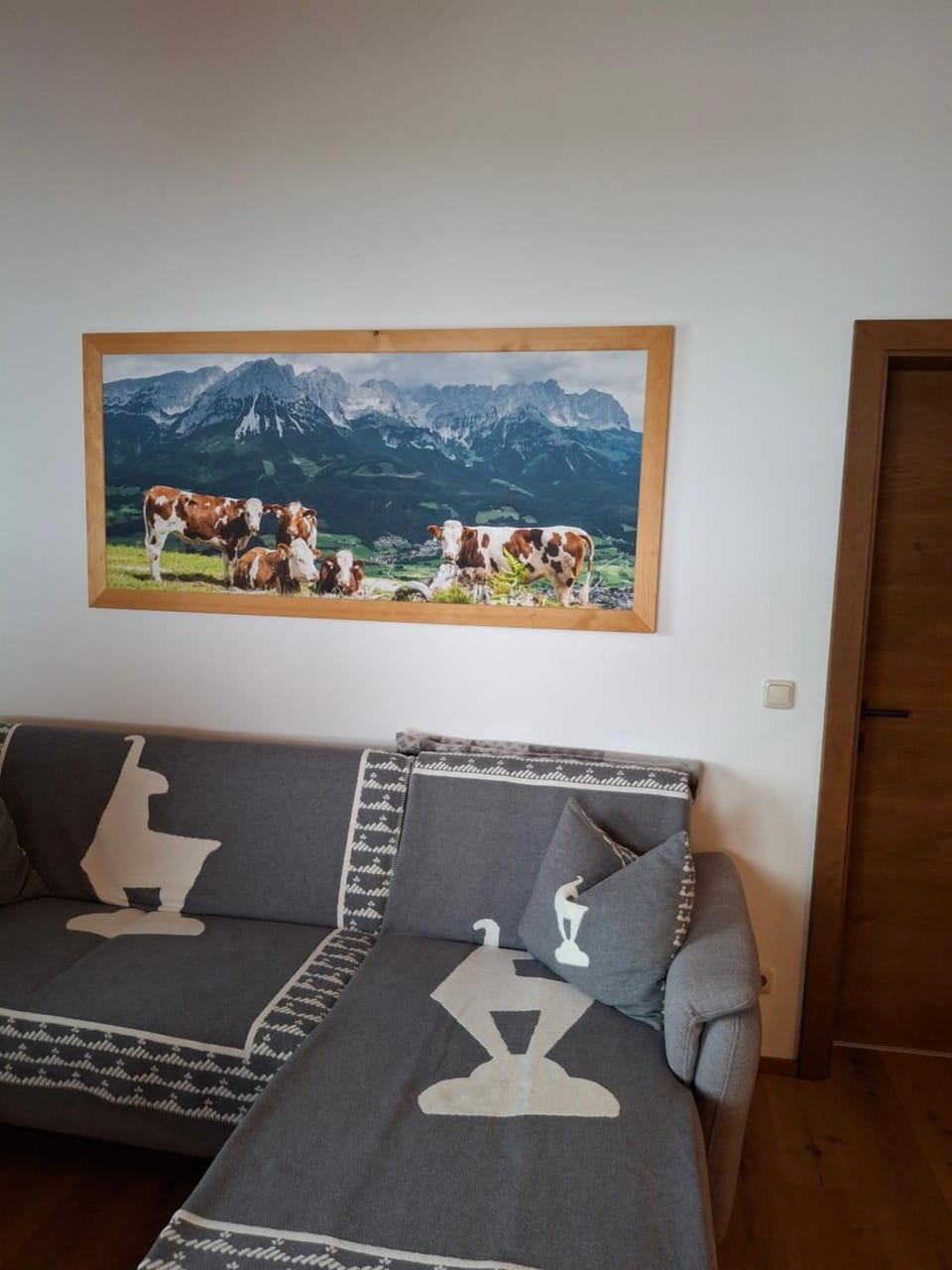 Photo of the whole room, Seating area