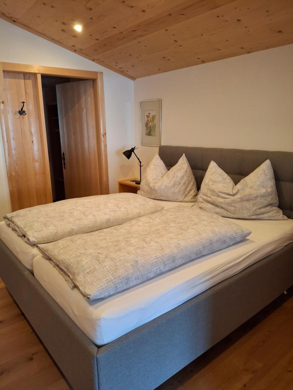 Bed, Photo of the whole room