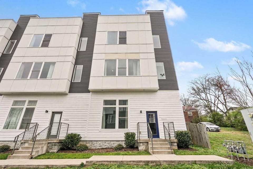 2 Stylish Townhomes w Rooftop Views Near Broadway House in Nashville