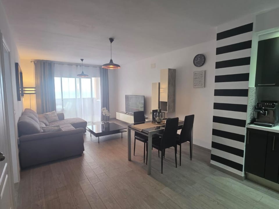 Communal lounge/ TV room, TV and multimedia, Living room, Seating area, Dining area, Evening entertainment