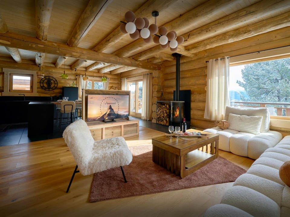 Communal lounge/ TV room, Summer, TV and multimedia, Living room, Seating area, Evening entertainment