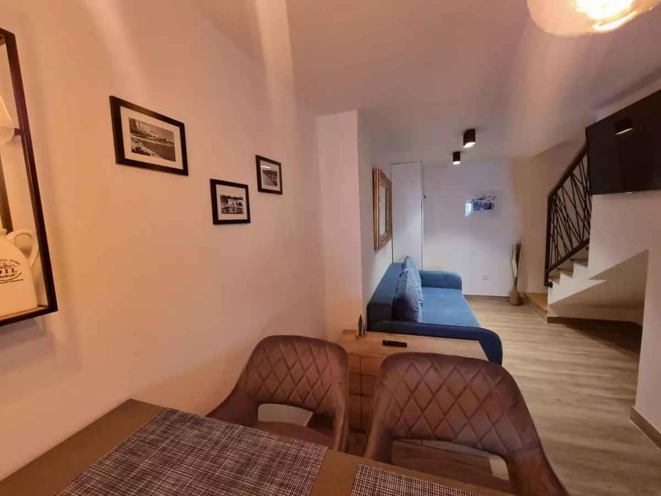 TV and multimedia, Seating area, Dining area
