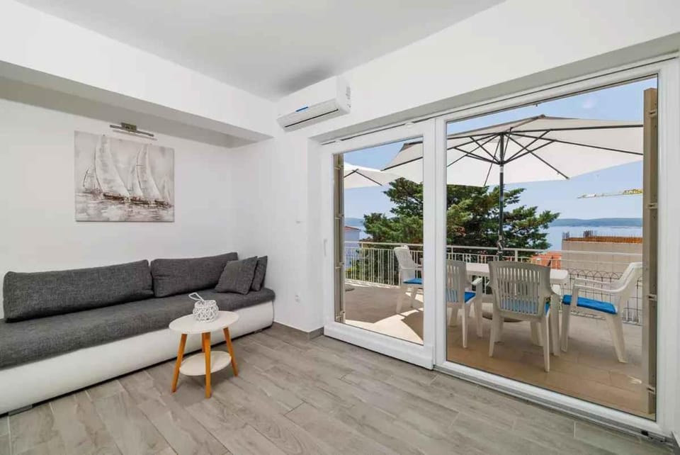 Living room, Seating area, air conditioner